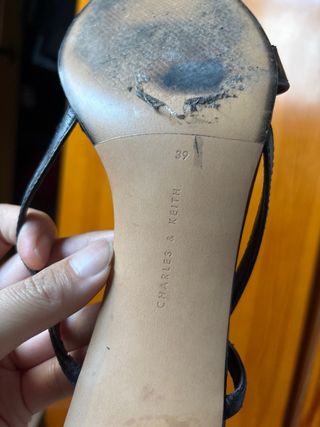 Sandalias tacón dorado negras