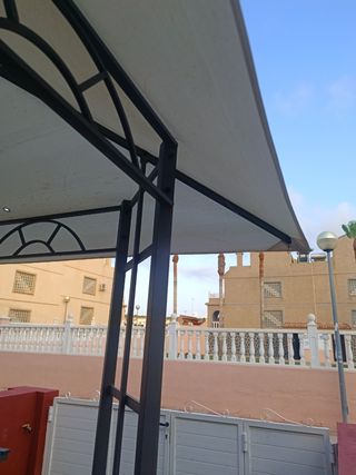 Pérgola jardín - metal gris y blanco