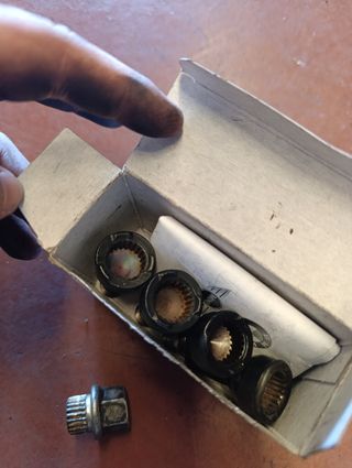 Tuercas antirrobo BMW