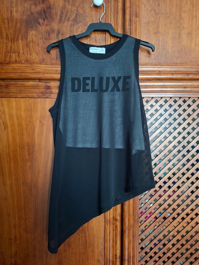 Camiseta negra deportiva