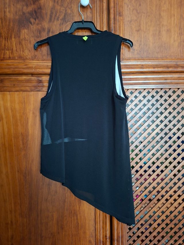 Camiseta negra deportiva