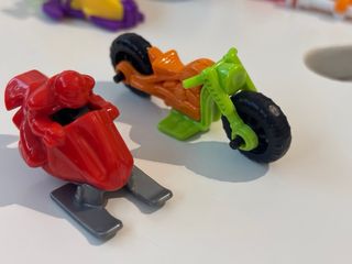 HUEVOS KINDER SORPRESA - SET x 19 PZAS -TRANSPORTE