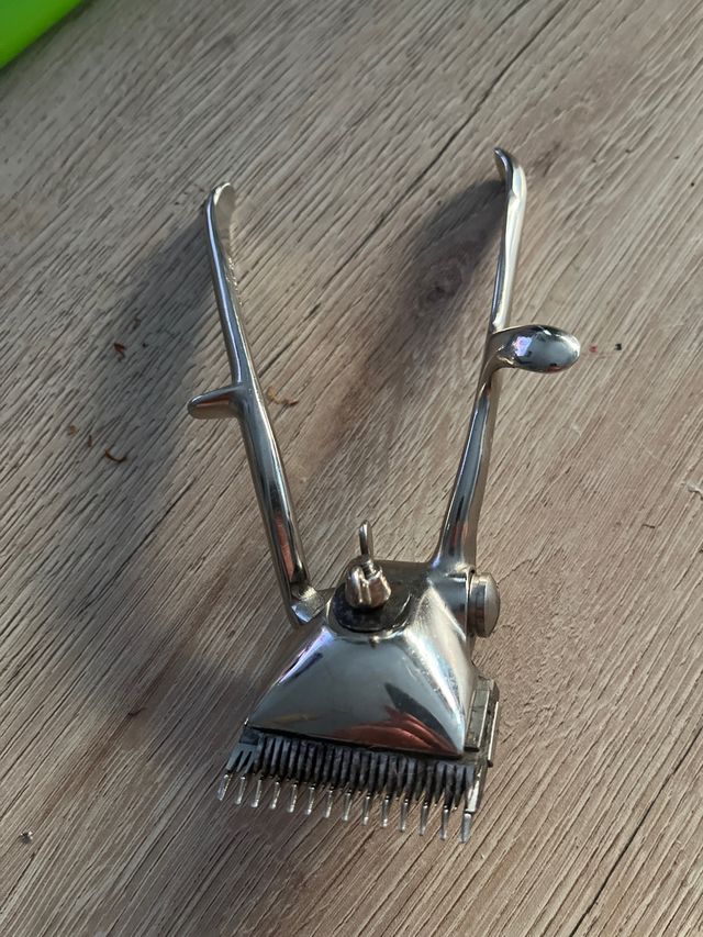 Cortapelos antiguo metálico