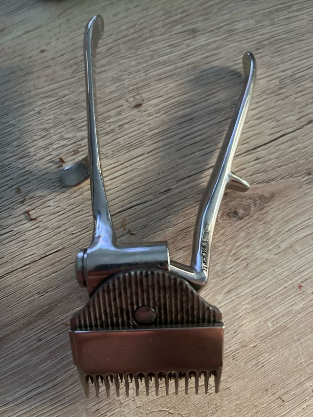 Cortapelos antiguo metálico