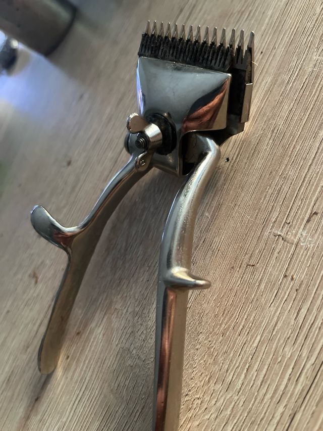 Cortapelos antiguo metálico