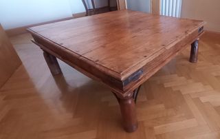 Mesa de centro de salón de madera maciza.