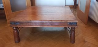 Mesa de centro de salón de madera maciza.