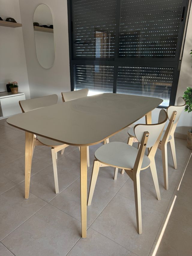 Mesa comedor y cuatro sillas Modelo Abedul Ikea