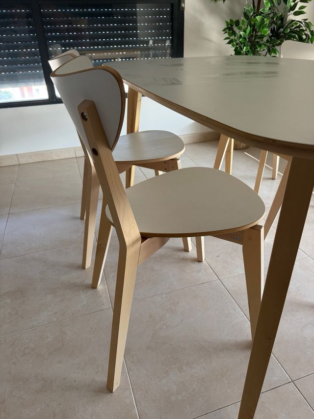 Mesa comedor y cuatro sillas Modelo Abedul Ikea
