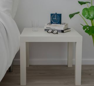 Tavolino bianco in legno - 5€