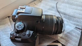 Canon EOS 1300D + Objetivo EF-S 18-55mm tiene WiFi