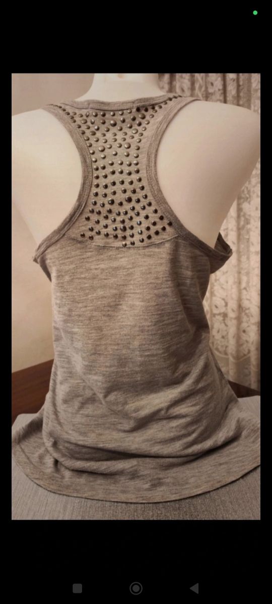 Top gris con tachuelas