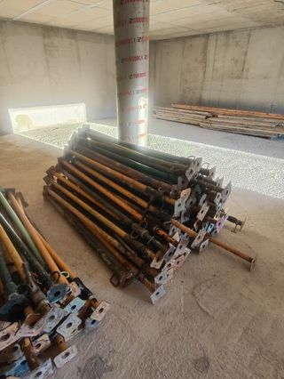 Puntales de 3 metros.