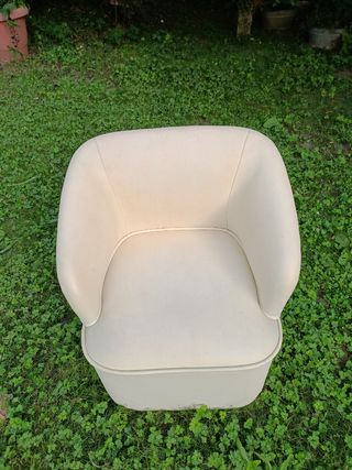 Sofá de piel beige
