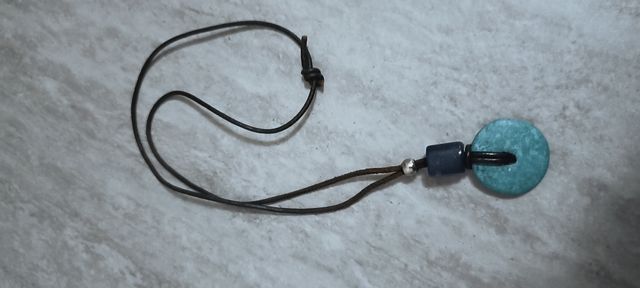 Colgante turquesa con cuero negro