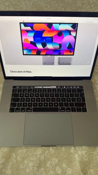 MacBook Pro 15" 16GB RAM 256GB con Touch Bar