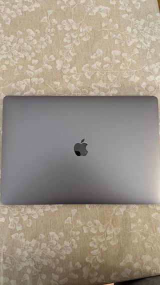 MacBook Pro 15" 16GB RAM 256GB con Touch Bar