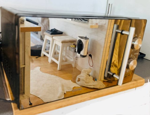 Precioso Microondas KOENIC, espejo