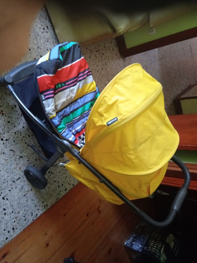 Silla paseo plegable con capota y accesorios.