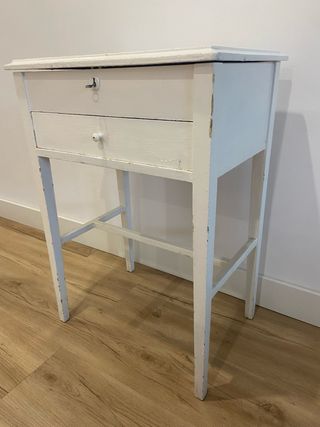 Mesita de madera blanca antigua