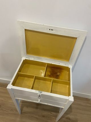 Mesita de madera blanca antigua