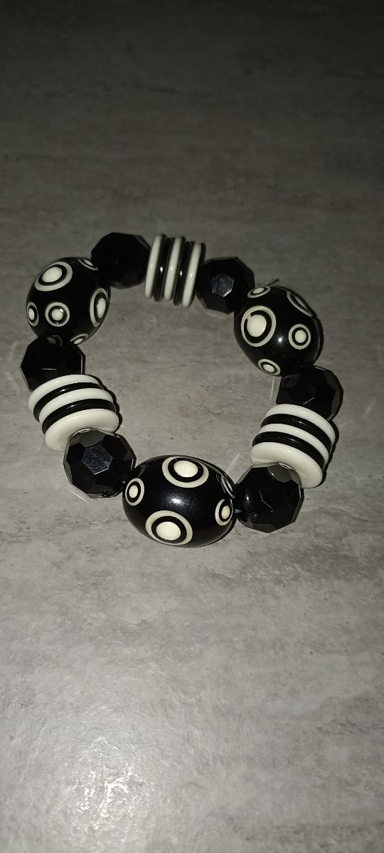 Pulsera negra y blanca