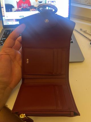 Cartera JW PEI Roja (tonalidad vino)
