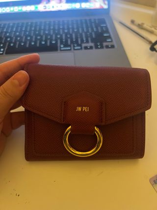 Cartera JW PEI Roja (tonalidad vino)