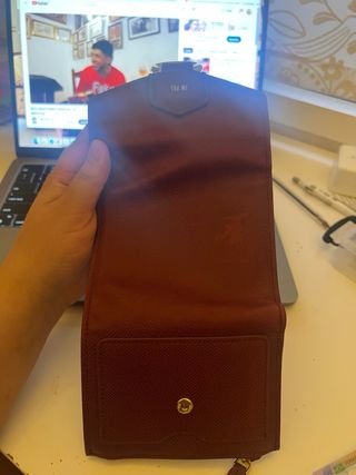Cartera JW PEI Roja (tonalidad vino)