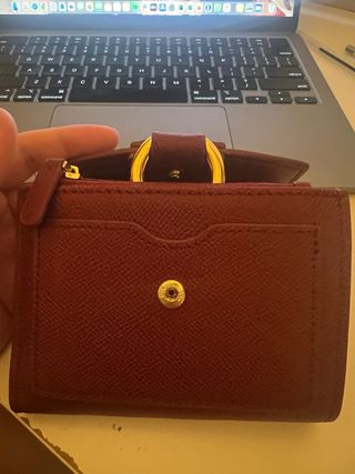 Cartera JW PEI Roja (tonalidad vino)