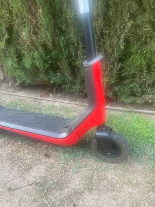 Patinete eléctrico rojo
seminuevo perfecto estado