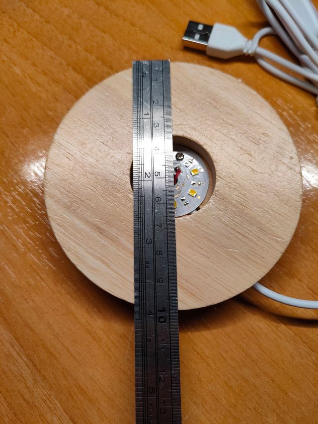 Base de madera con iluminación LED por USB