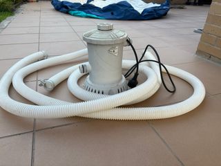 Piscina hinchable infantil azul y blanca