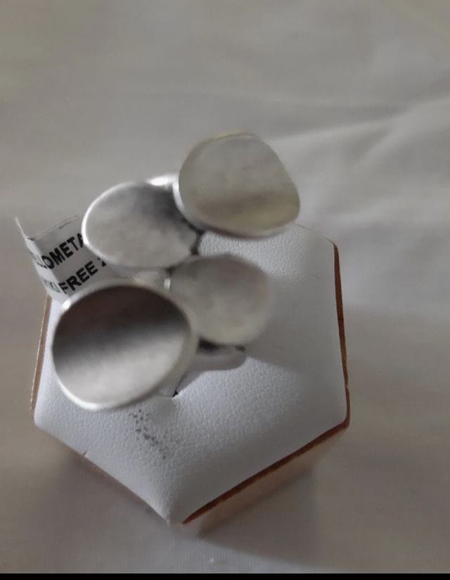 Anillo plateado diseño moderno