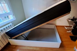 Cama doble pequeña con canapé.