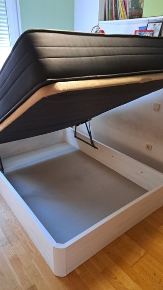 Cama doble pequeña con canapé.