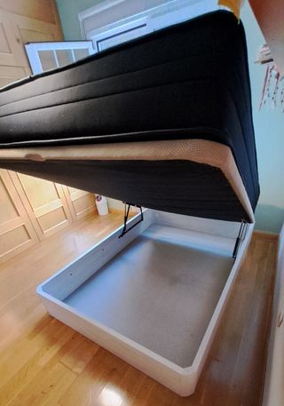 Cama doble pequeña con canapé.