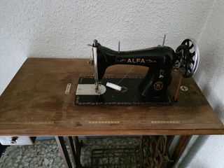 Máquina de Coser Alfa Antigua