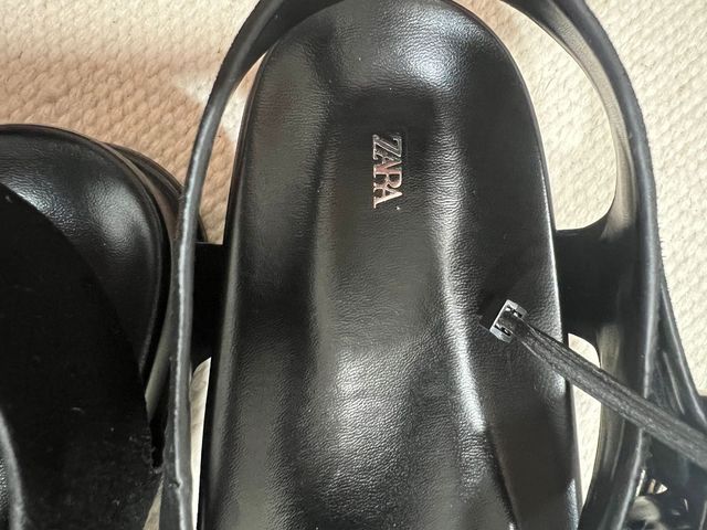 Sandalias planas negras piel