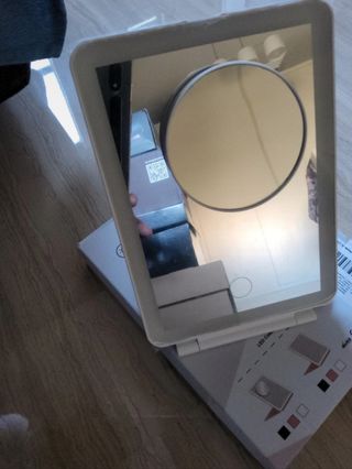 Espejo LED de viaje recargable con aumento.