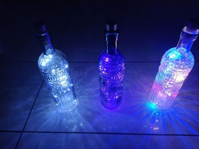 3 Bottiglie in vetro lavorato con luce a LED decor