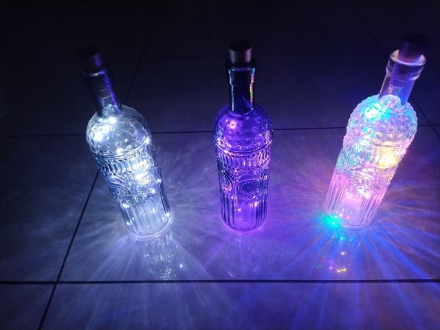 3 Bottiglie in vetro lavorato con luce a LED decor