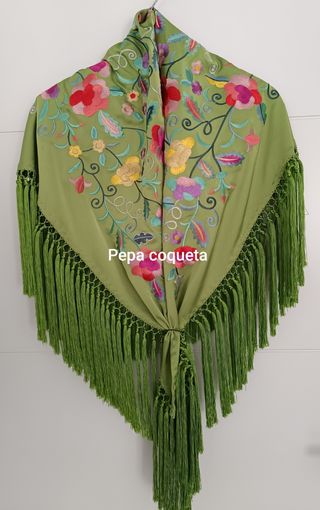 Mantoncillo mujer verde lima bordado 