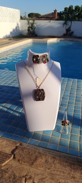 Joyas doradas multicolor: collar, pendientes y ani