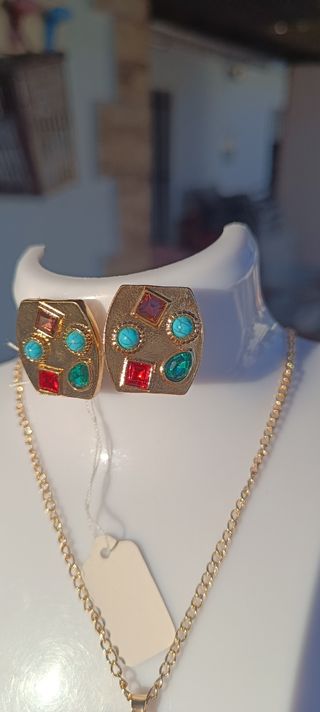 Joyas doradas multicolor: collar, pendientes y ani