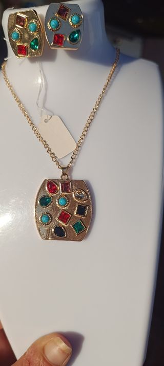 Joyas doradas multicolor: collar, pendientes y ani