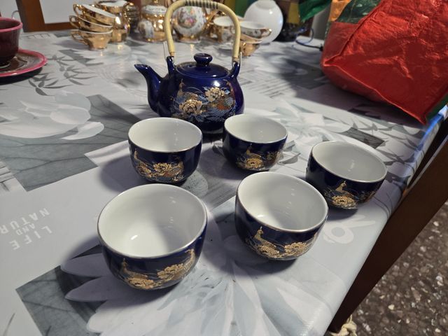 Tetera porcelana azul y dorada