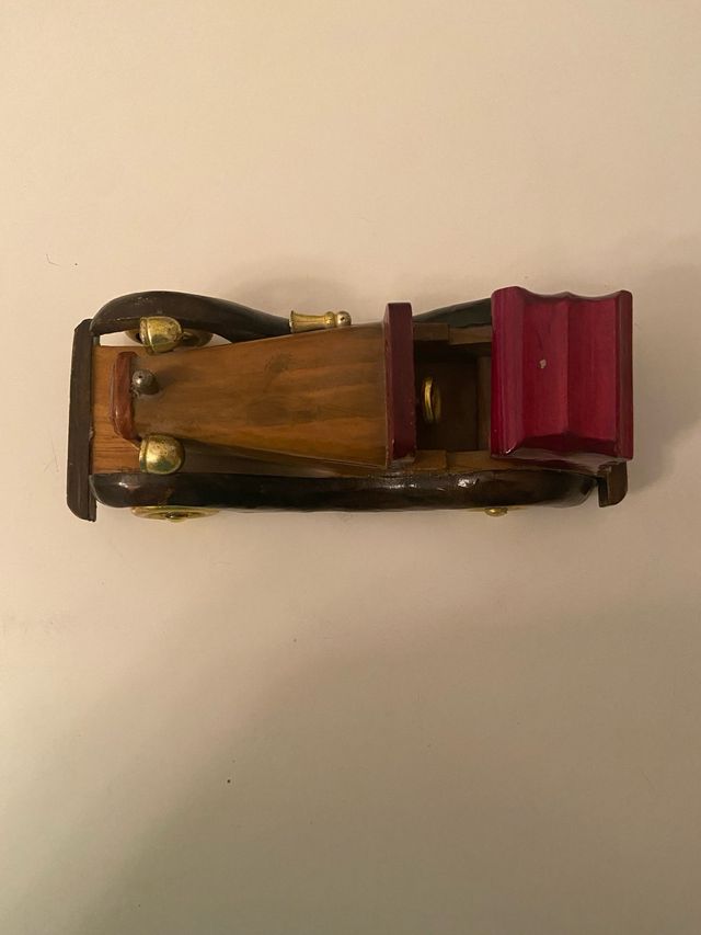 Coche de madera, réplica de un antiguo modelo