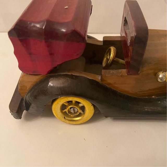 Coche de madera, réplica de un antiguo modelo