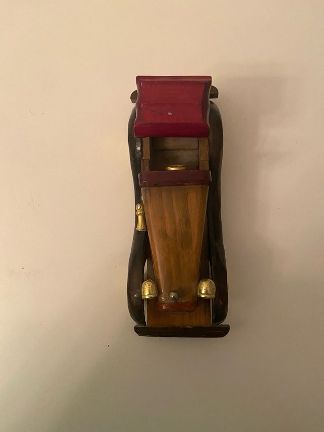 Coche de madera, réplica de un antiguo modelo